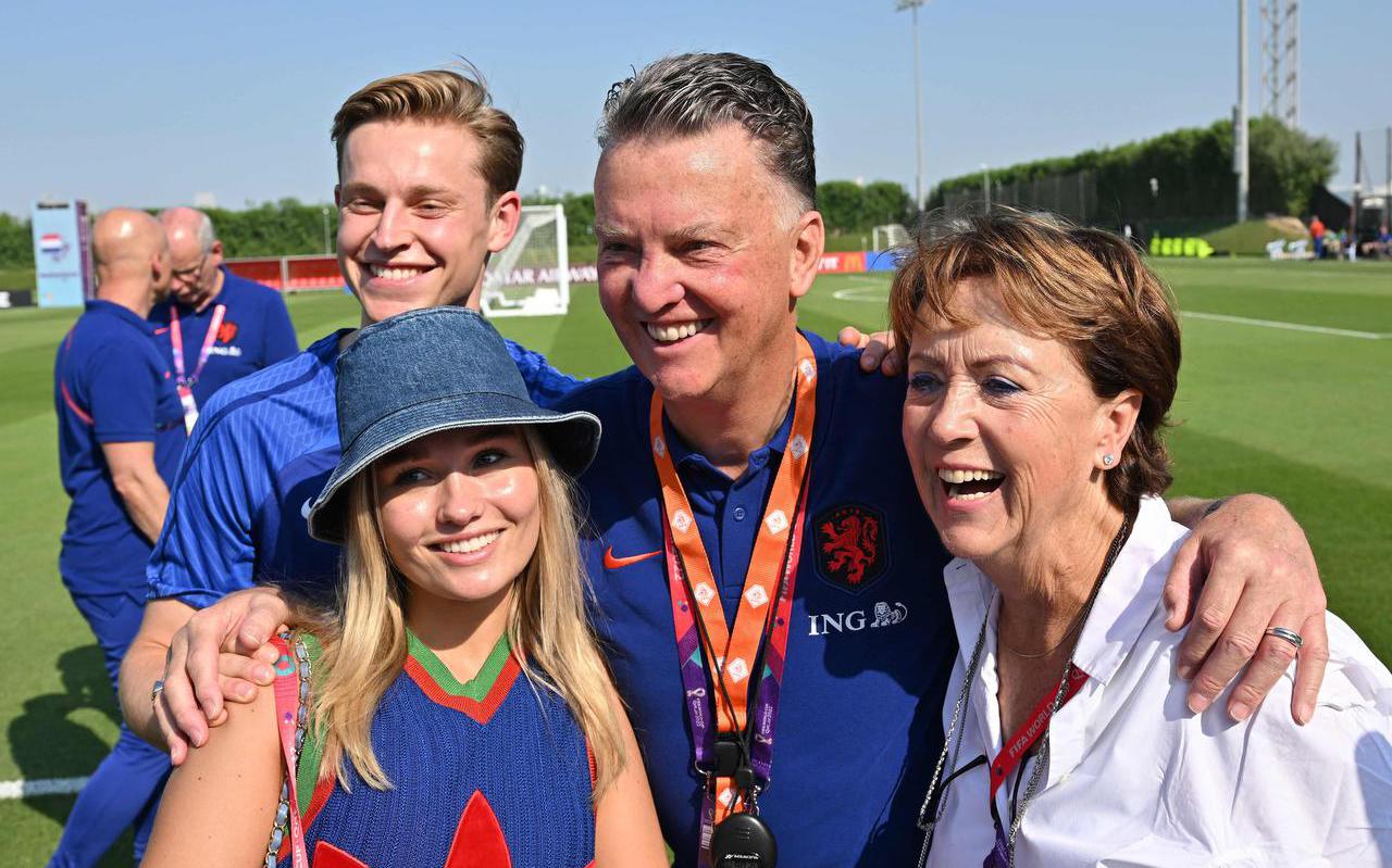 Netherlands' coach Louis Van Gaal (2R) poses with his wife Truss (R), Netherlands' midfielder #21 Frenkie De Jong (L) and Jong's partner Mikky Kiemeney during a meeting with relatives after a training session at Qatar University training ground in Doha on November 22, 2022 during the Qatar 2022 World Cup football tournament. (Photo by Alberto PIZZOLI / AFP)