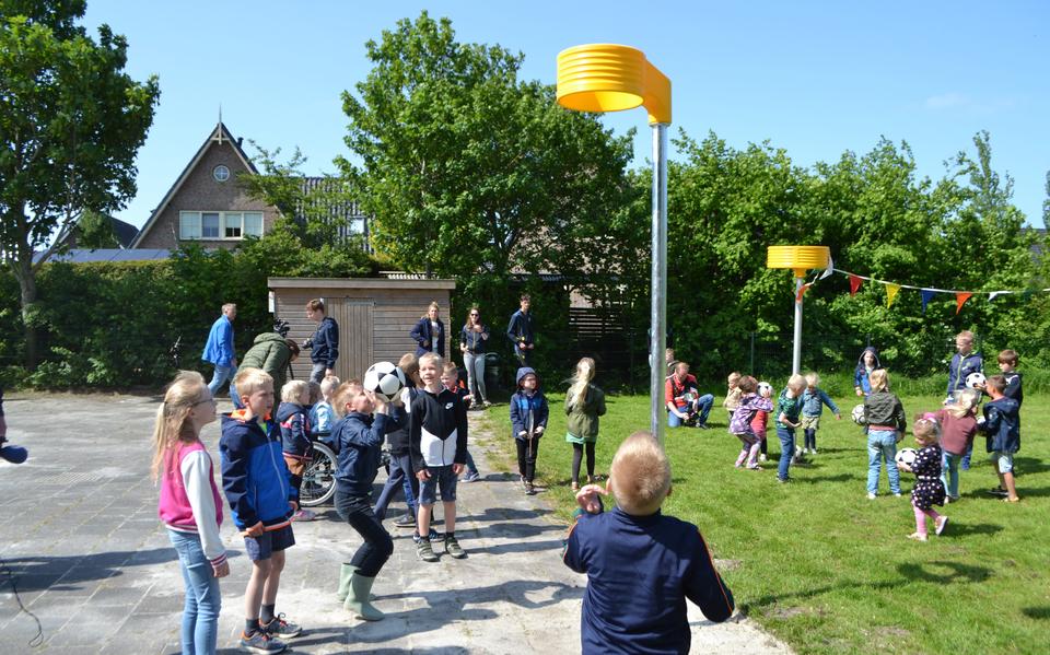 Leerlingen van bassisschool De Fluessen in Oudega kunnen korfballen op het schoolplein.