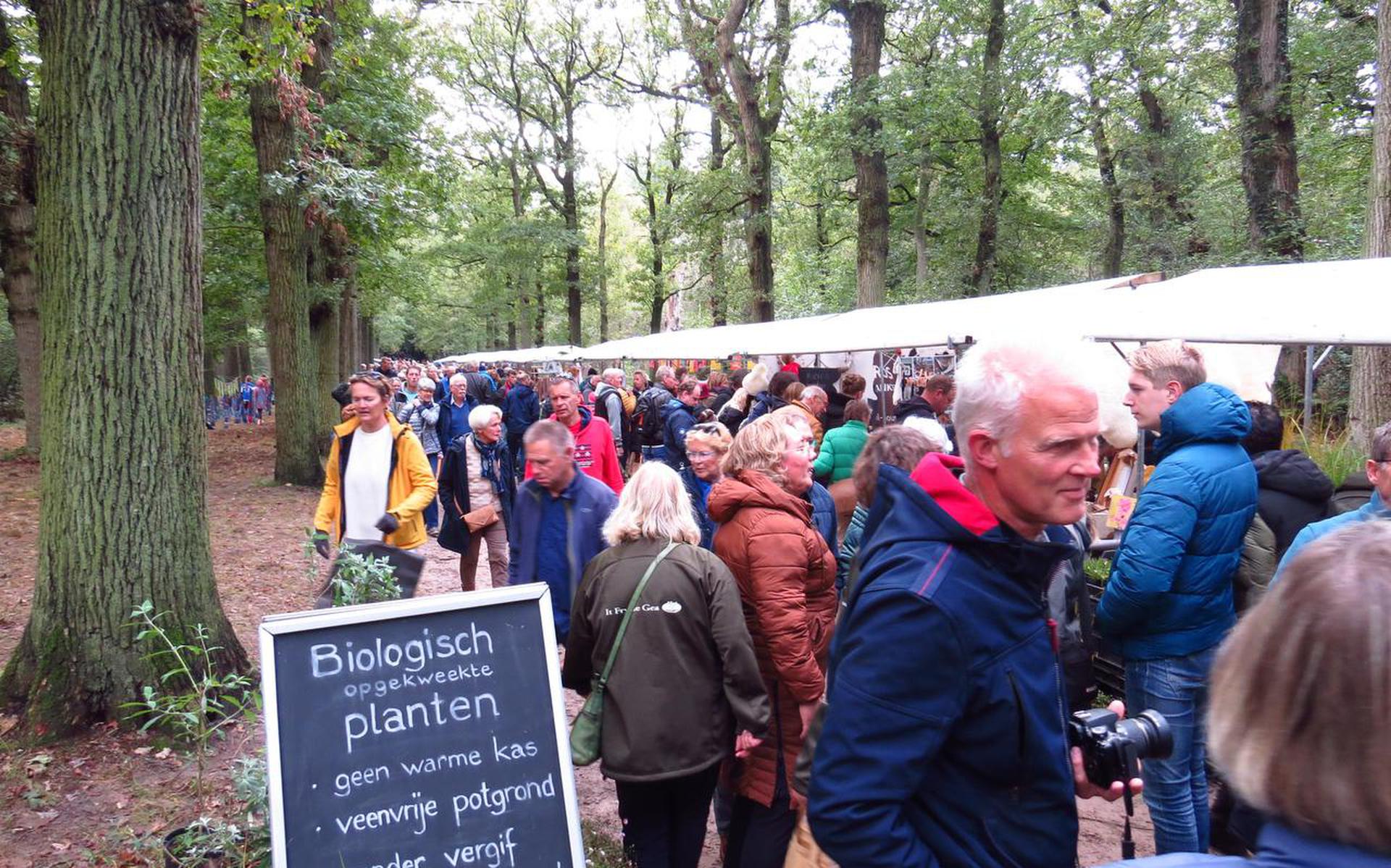 Enorme Toestroom Op Groene Markt In Rysterbosk. 10.000 Bezoekers Langs ...