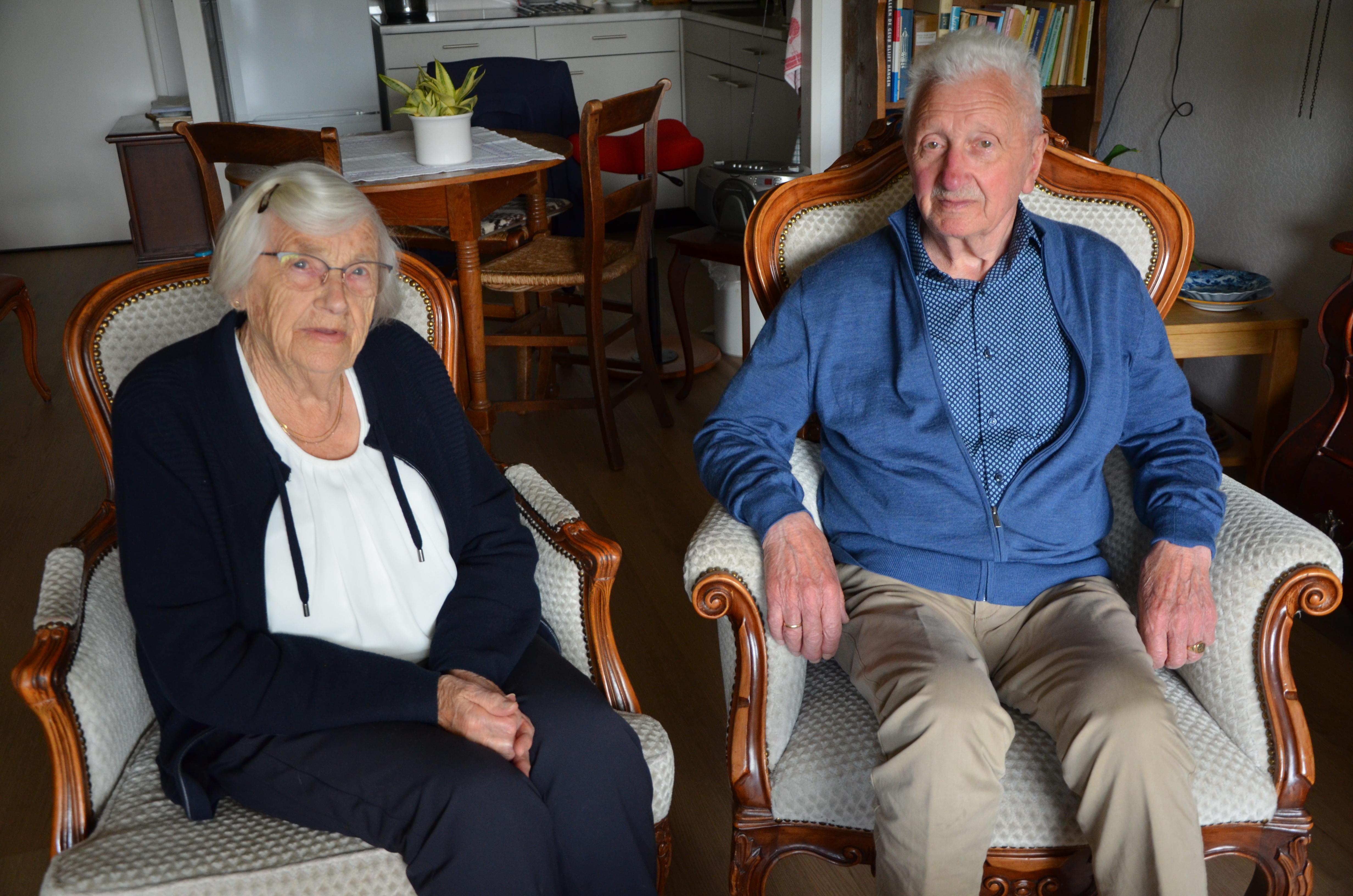 Piet en Zwaantje uit Joure en hun briljanten huwelijk. Bij het Woldinghekoor in Wons sprong de vonk 