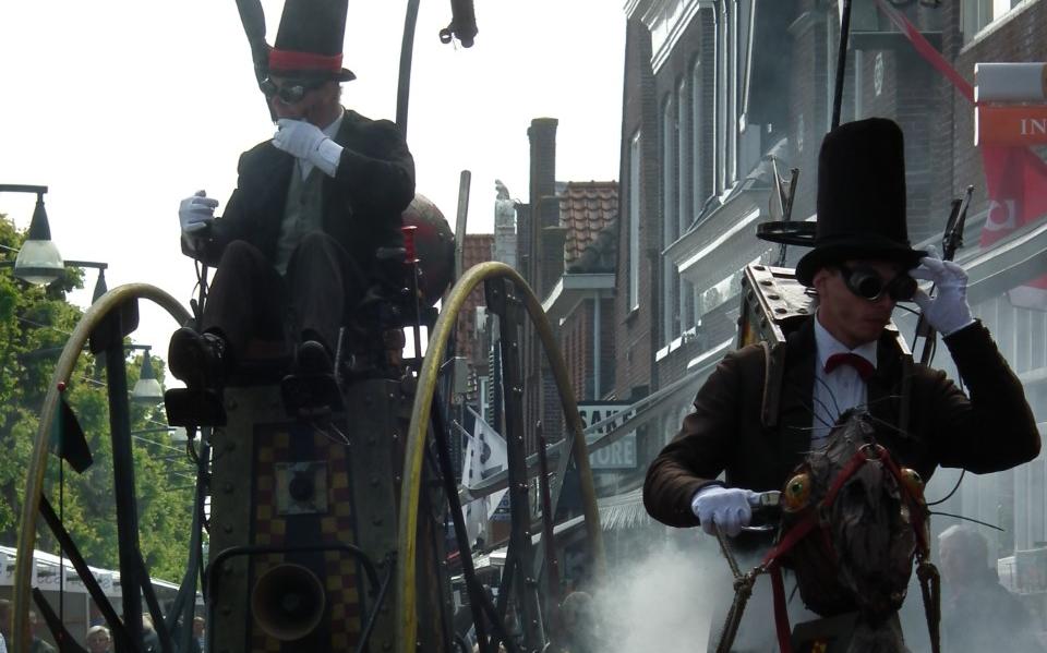 Straattheater op de Kunstmarkt Balk.