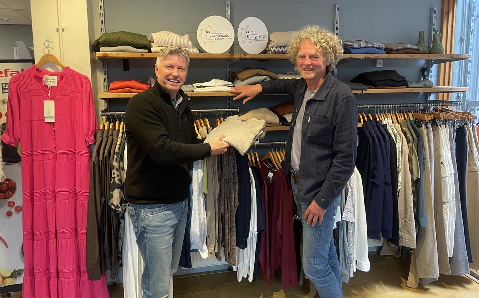 Herbert Groenevelt (l) en Henderikus Lalkens begeleiden de studenten die werken bij Us Lokaal.