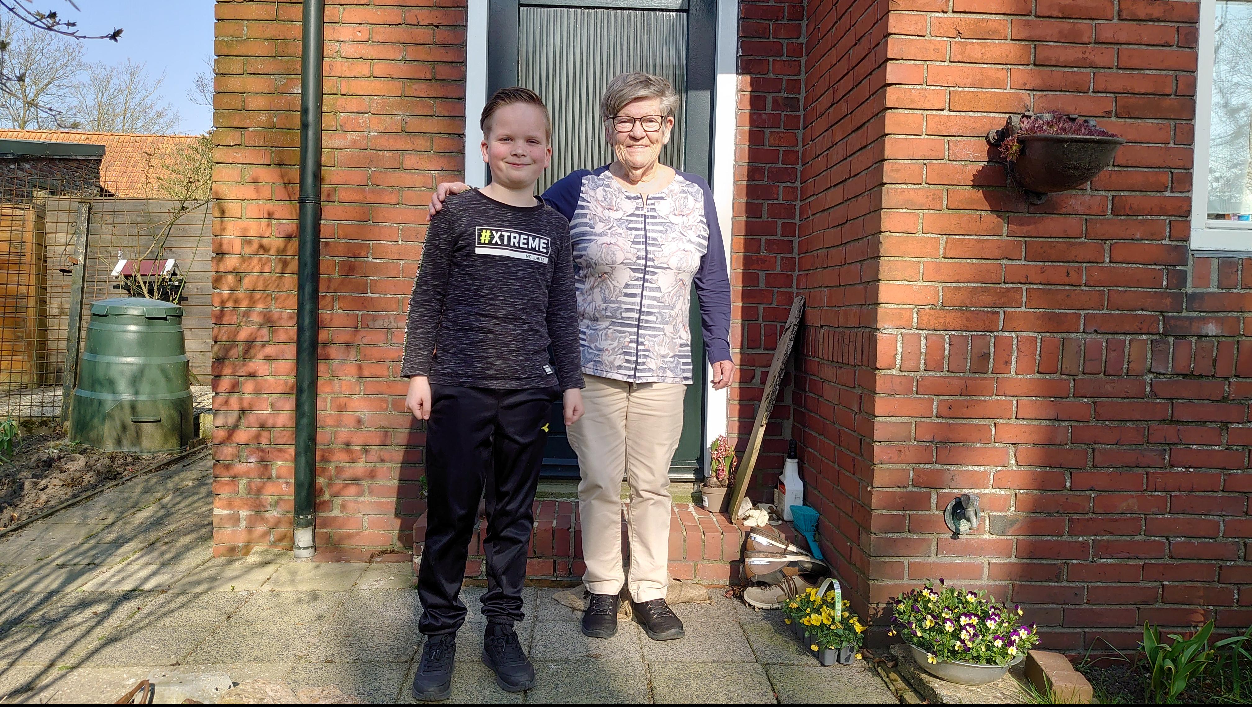 Attje (81) uit Burdaard leeft nog dankzij haar ‘grutte held’ Gerjan Tacoma (9)