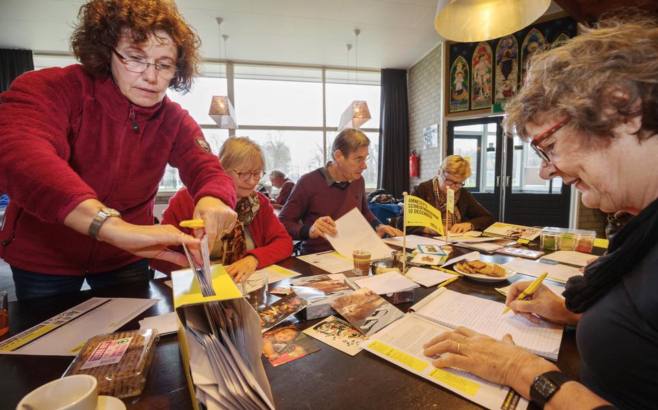Op 10 december organiseert Amnesty International de jaarlijkse Schrijfmarathon. Hier in het MFA in Oldeberkoop. Ongeveer 15 mensen waren hier aan het schrijven. Links Elisabeth de Jong, rechts Irene Hamburger. Foto: Rens Hooyenga