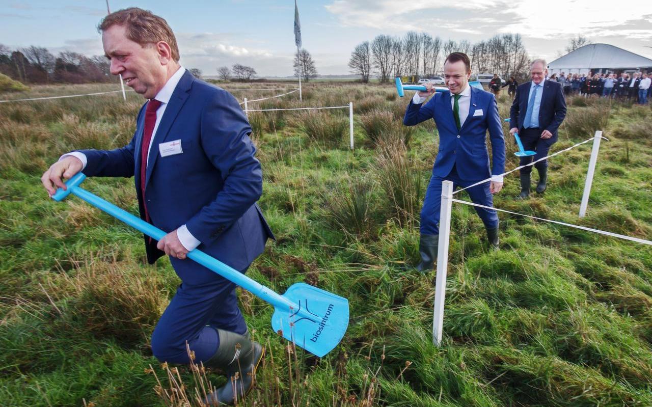 01-12-2017 Oosterwolde: eerste scheppen de grond in voor het nieuwe Biosintrum op het ECOmmunitypark bij Oosterwolde. Burgemeester Harry Oosterman, gedeputeerde Sander de Rouwe en bedenker Anne Jan Zwart staken samen de eerste zoden uit. Trefwoorden: biobased, ECOstyle, groen, ecologisch, kenniscentrum. Fotograaf: Rens Hooyenga 01-12-2017 Oosterwolde: eerste scheppen de grond in voor het nieuwe Biosintrum op het ECOmmunitypark bij Oosterwolde. Burgemeester Harry Oosterman, gedeputeerde Sander de Rouwe en bedenker Anne Jan Zwart staken samen de eerste zoden uit. Trefwoorden: biobased, ECOstyle, groen, ecologisch, kenniscentrum. Fotograaf: Rens Hooyenga
