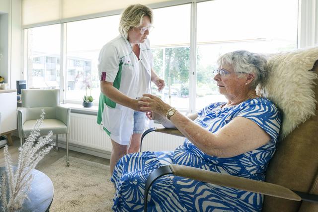 Petra verleent thuiszorg, ook als het 37 graden wordt: ‘Dan moet het jasje maar even uit’