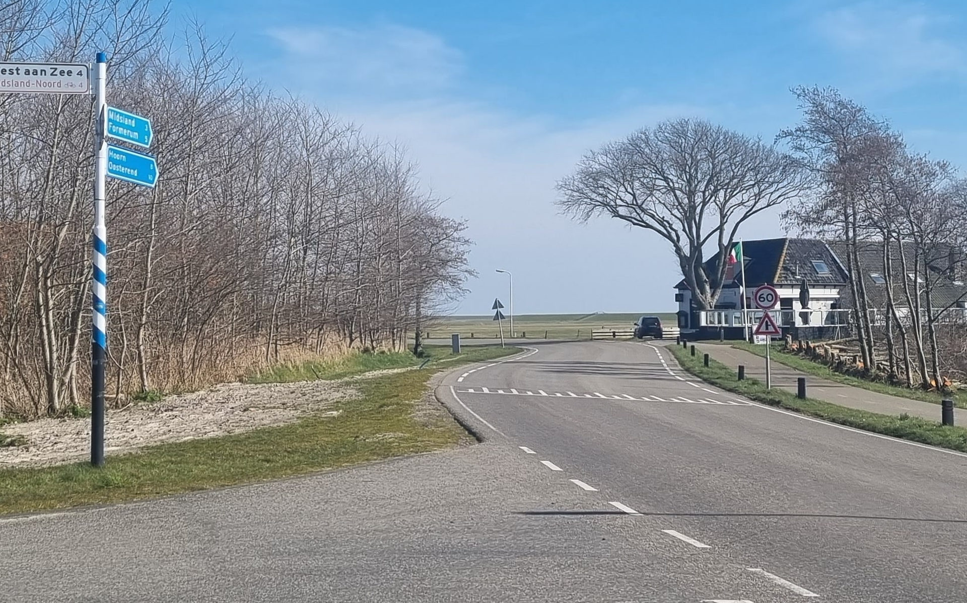 Fietsers op Terschelling negeren omleiding bij Hoofdweg - Leeuwarder Courant