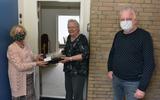 Het eerste presentje wordt door de vrijwilligers Minke Jongma en Sjouke van Olphen aangeboden aan Sjoerdtje Fledderus.
