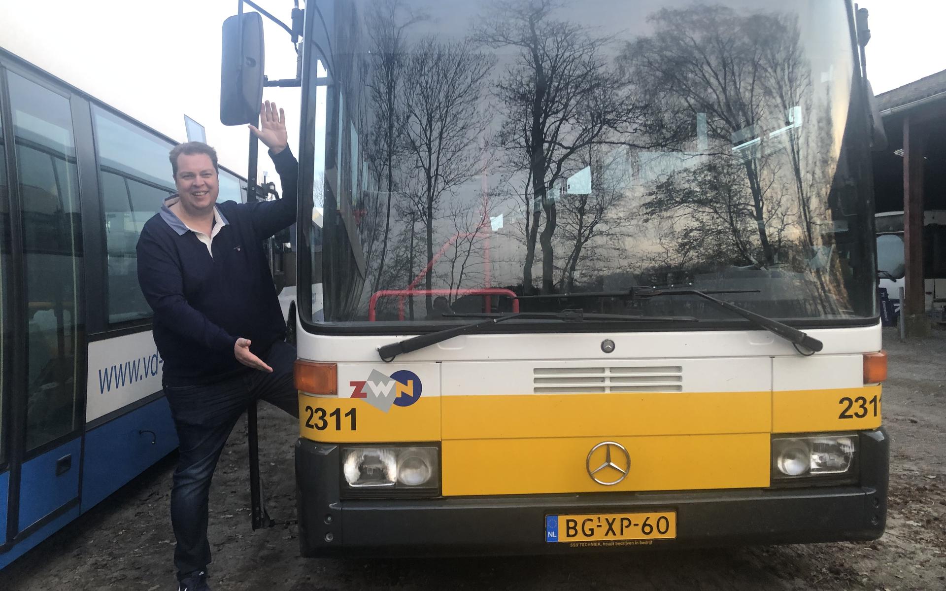 Rijdend busmuseum in Sonnega kan eindelijk open. ‘Een hoogleraar sleutelt hier zij-aan-zij met een 1