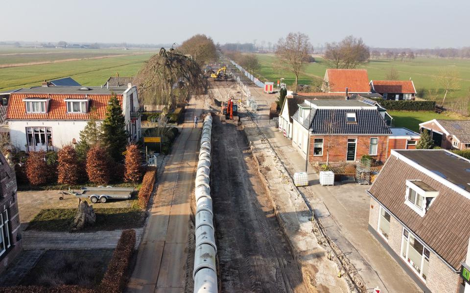 Sinds drie weken wordt in De Blesse gewerkt aan de Steenwijkerweg tussen de grens van de bebouwde richting Wolvega en het kruispunt met de Spoorlaan.