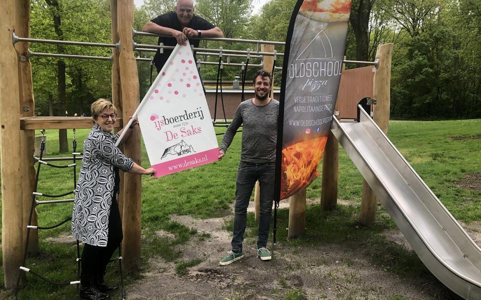 Patricia, Peter en Pieter (v.l.n.r.) zijn blij met de nieuwe speeltoestellen.