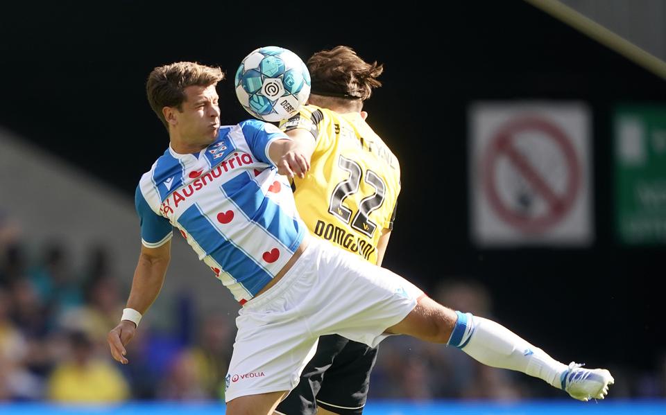Mats Köhlert (links) tijdens de wedstrijd van SC Heerenveen tegen Vitesse.