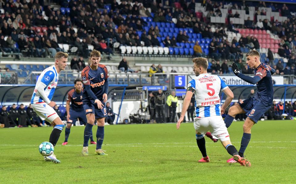 Gabriel Vidovic legt aan voor de 1-2 van Vitesse. Joost van Aken (links) en Pawel Bochniewicz zijn te laat.