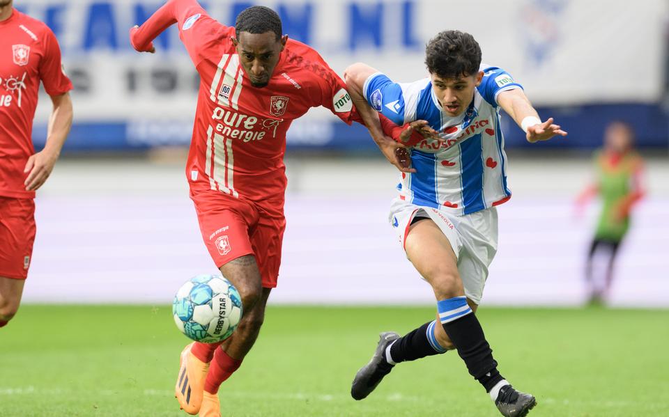 Osame Sahraoui snelt langs Joshua Brenet van FC Twente.