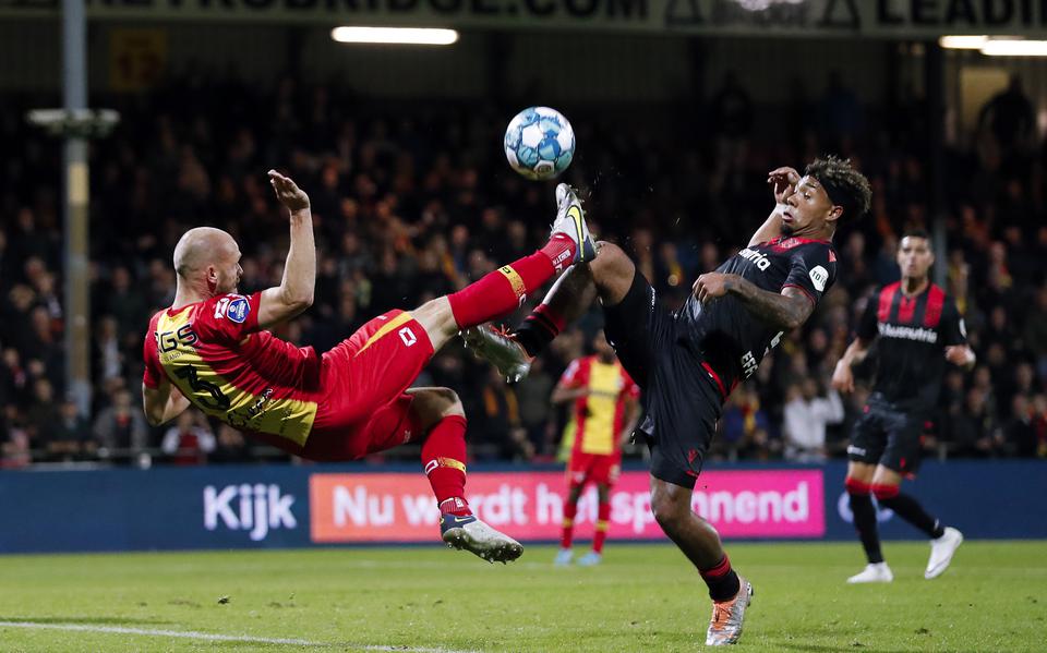 Go Ahead Eagles-verdediger Gerrit Nauber belaagt, gehinderd door Milan van Ewijk (rechts), op spectaculaire wijze het doel van SC Heerenveen. 