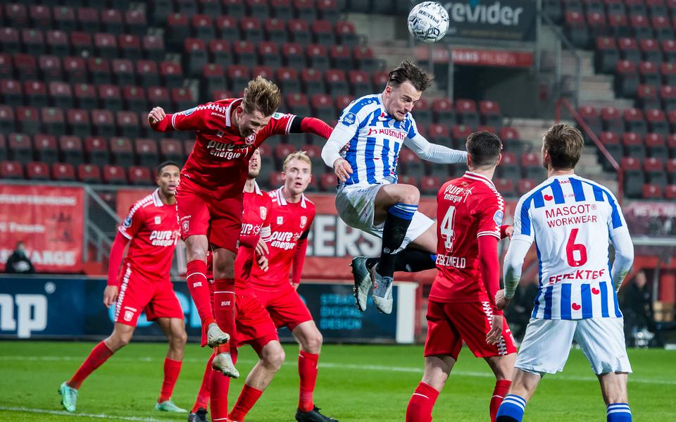 Nick Bakker bestookt het doel van FC Twente, gehinderd door voormalig SC Heerenveen-speler Michel Vlap.