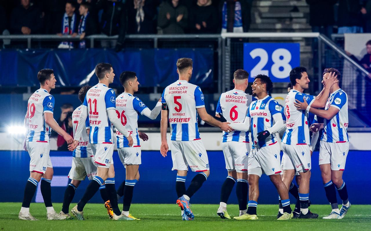 SC Heerenveen viert de 2-1 van Sydney van Hooijdonk, vorige week in het thuisduel met FC Volendam (2-1). SC Heerenveen viert de 2-1 van Sydney van Hooijdonk, vorige week in het thuisduel met FC Volendam (2-1).