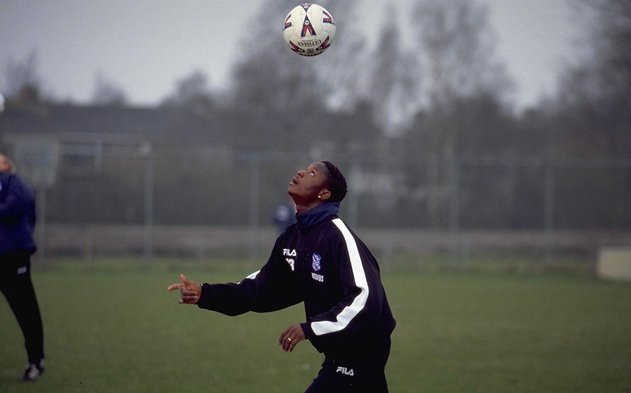 Emanuel Ebiede in 1999 op de training van SC Heerenveen.