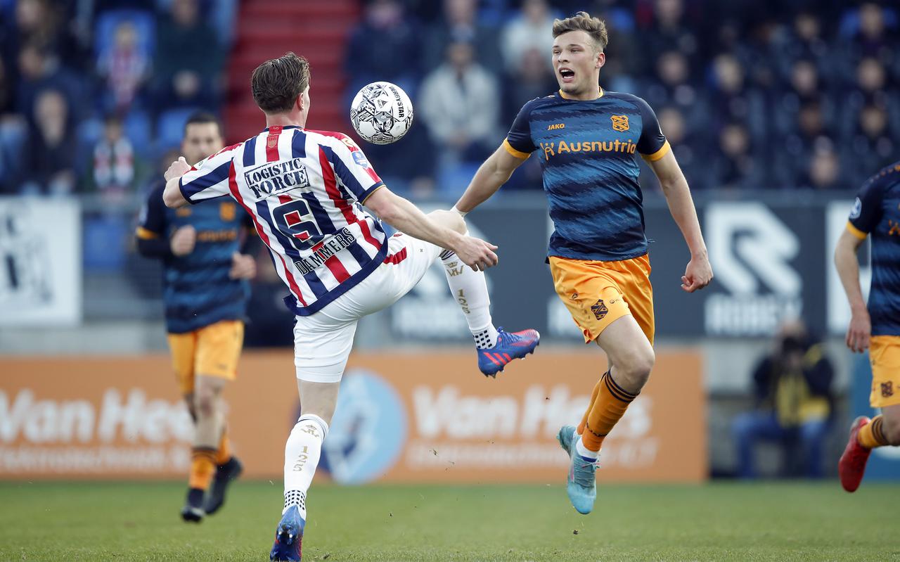 Sydney van Hooijdonk in duel met Willem II-verdediger Wessel Dammers.