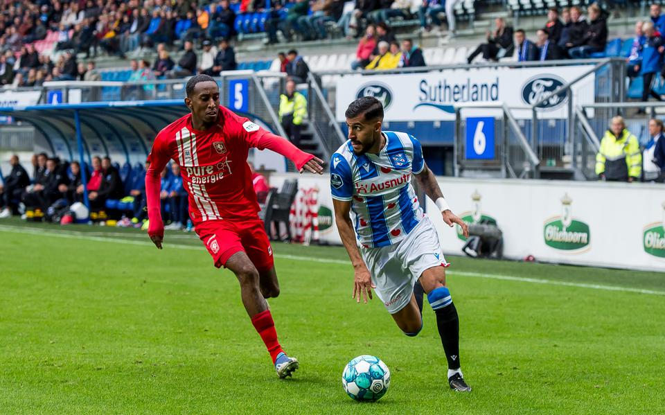 Rami Kaib snelt langs FC Twente-verdediger Joshua Brenet.