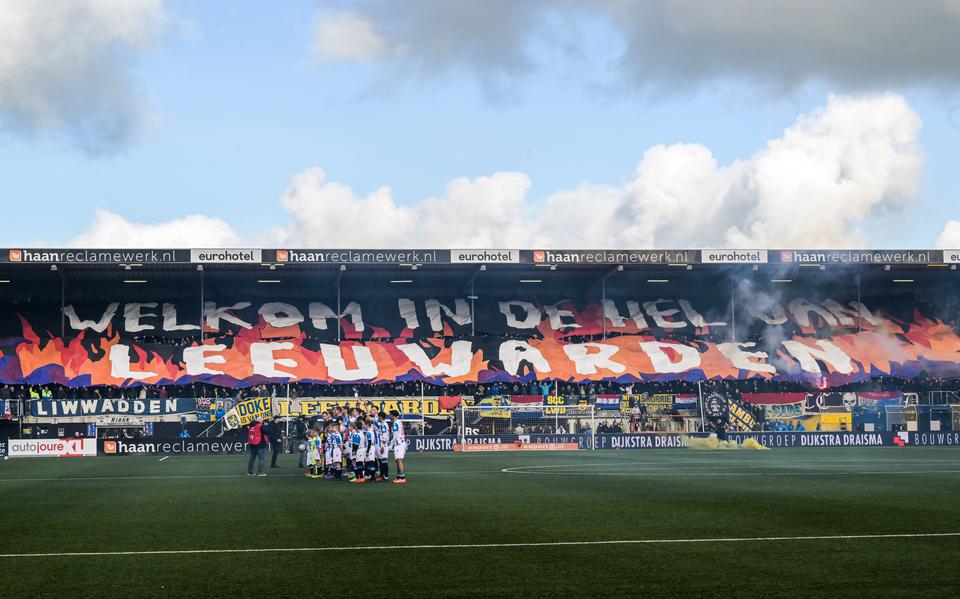 Een spandoek over de noordtribune van het Cambuurstadion, voorafgaand aan de Friese derby tussen SC Cambuur en SC Heerenveen.