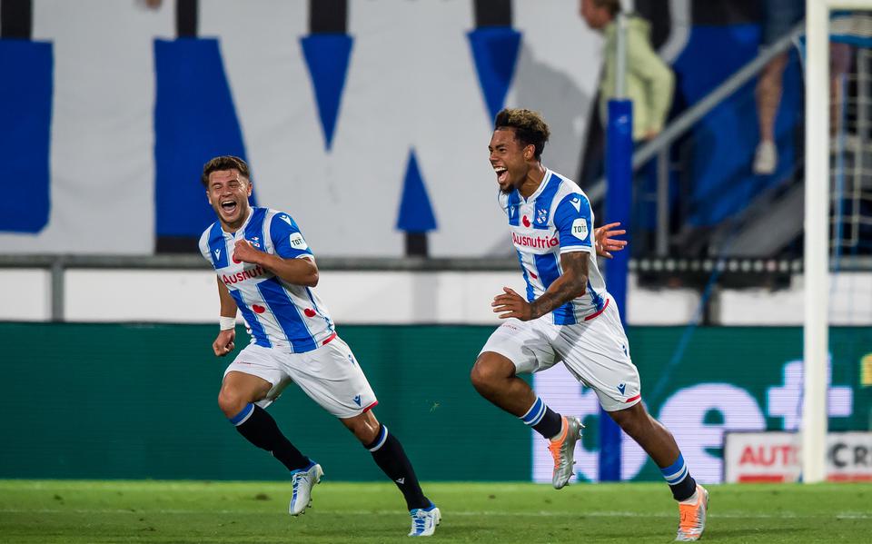 Milan van Ewijk viert zijn doelpunt tegen Fortuna Sittard.