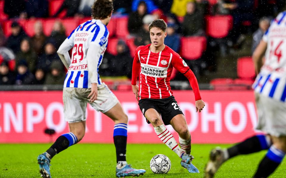 Joey Veerman zoekt de aanval namens PSV in het duel met SC Heerenveen (3-1).