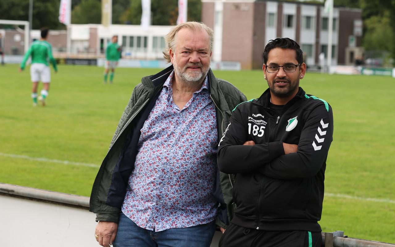 Nicator-voorzitter Erik Weistra (links) en trainer André Jager, met op de achtergrond het clubgebouw dat de leden zelf hebben gebouwd.