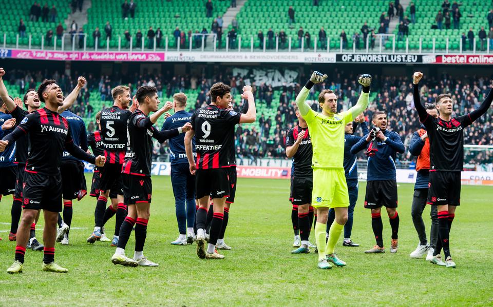 SC Heerenveen viert de 0-2 overwinning op FC Groningen.