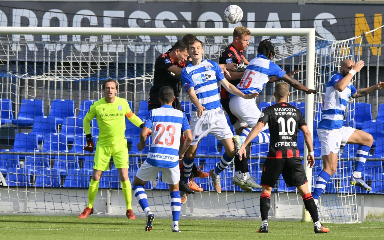 SC Heerenveen verdedigt tijdens het uitduel met PEC Zwolle (0-2). SC Heerenveen verdedigt tijdens het uitduel met PEC Zwolle (0-2).