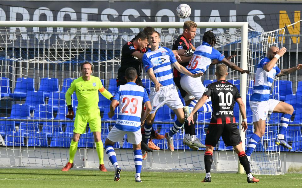 SC Heerenveen verdedigt tijdens het uitduel met PEC Zwolle (0-2).