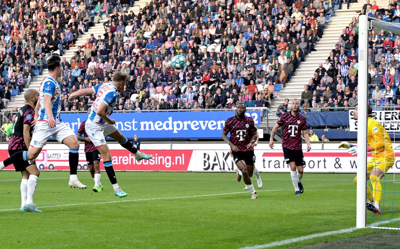 Sydney van Hooijdonk kopt de 1-0 binnen tegen FC Utrecht.
