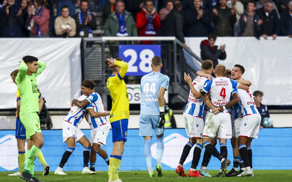 SC Heerenveen viert de 2-1 overwinning op SC Cambuur.