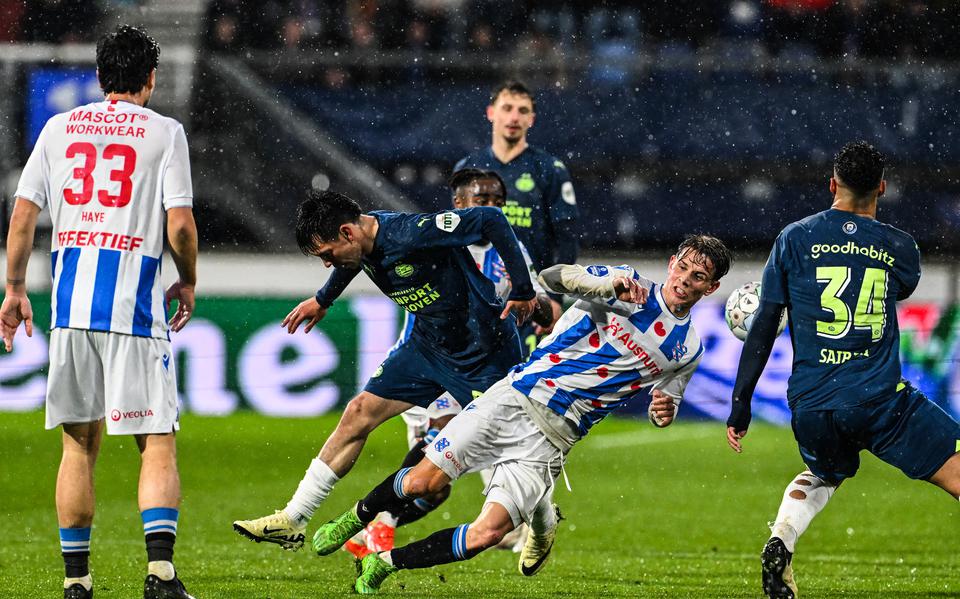 Oliver Braude in duel met PSV-aanvaller Hirving Lozano.