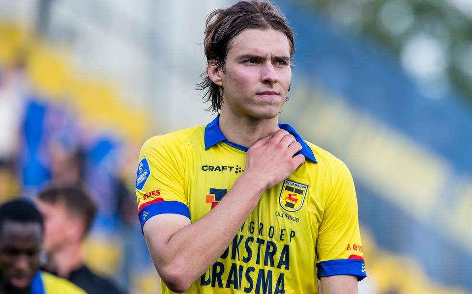 Roberts Uldrikis druipt af na de 0-1 nederlaag van SC Cambuur tegen FC Groningen.