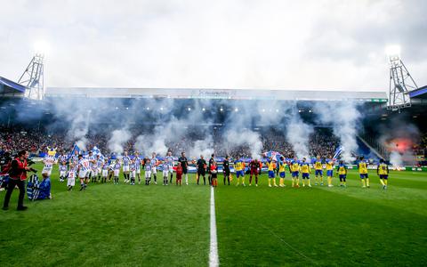 De elftallen van SC Heerenveen en SC Cambuur, vlak voor de aftrap van de derby in het Abe Lenstra-stadion.