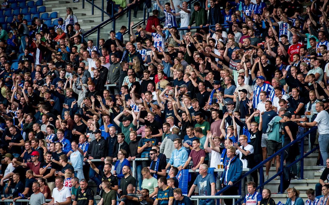 Supporters van SC Heerenveen in het staanvak tijdens de wedstrijd tegen RKC Waalwijk (3-2) van afgelopen weekend. Supporters van SC Heerenveen in het staanvak tijdens de wedstrijd tegen RKC Waalwijk (3-2) van afgelopen weekend.