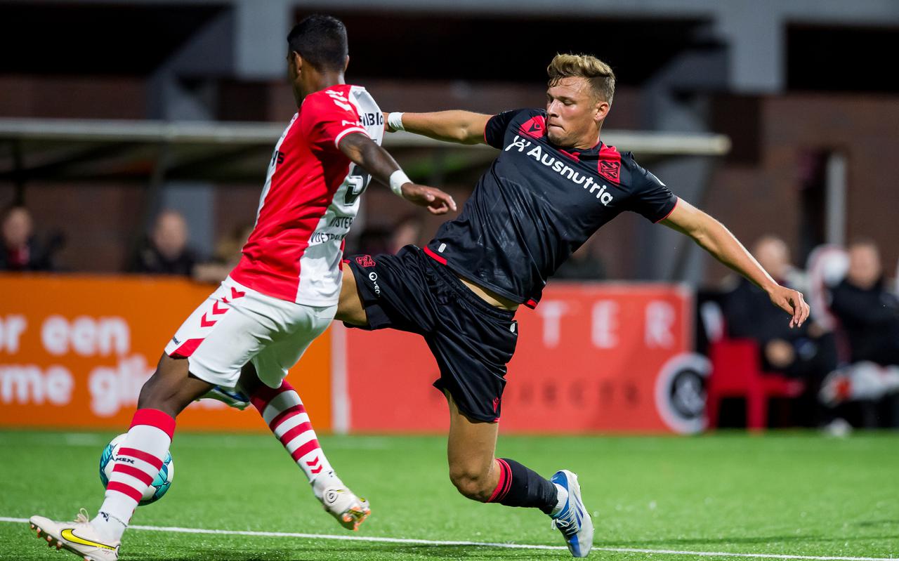 Sydney van Hooijdonk bestookt het doel van FC Emmen. Links Miguel Araujo.