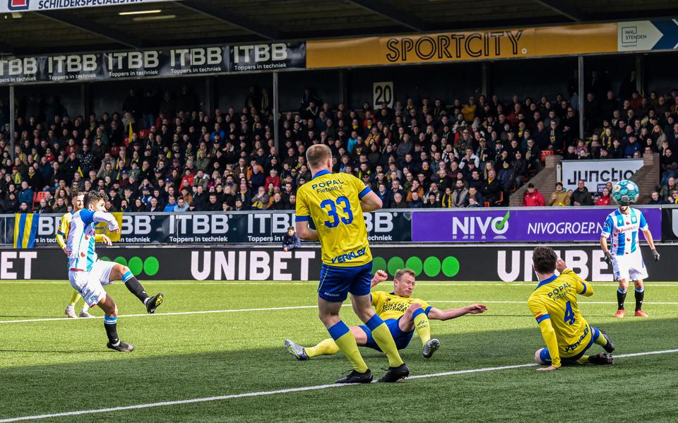 Osame Sahraoui schiet namens SC Heerenveen de gelijkmaker (1-1) binnen tegen SC Cambuur.