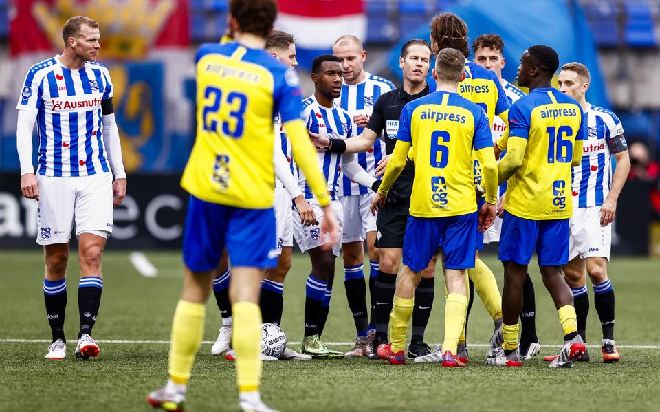 Discussie tussen de spelers van SC Cambuur en SC Heerenveen met scheidsrechter Danny Makkelie.