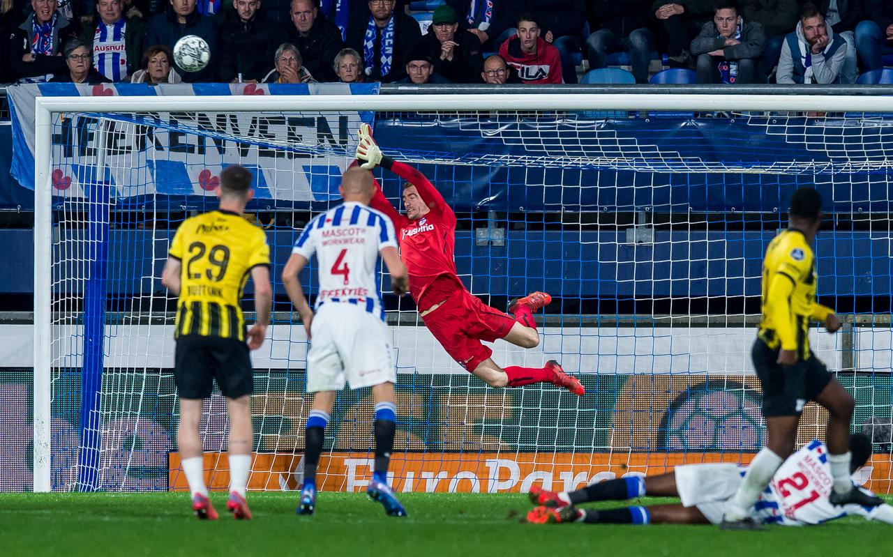 Xavier Mous redt op een schot van Vitesse-speler Riechedly Bazoer. Xavier Mous redt op een schot van Vitesse-speler Riechedly Bazoer.