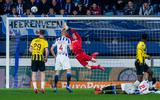 Xavier Mous redt op een schot van Vitesse-speler Riechedly Bazoer.