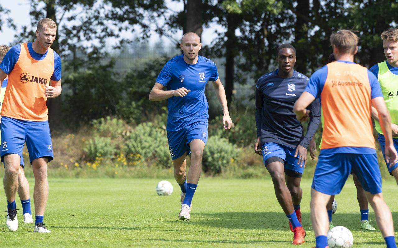 Sven van Beek (midden) tijdens zijn eerste training bij SC Heerenveen. Sven van Beek (midden) tijdens zijn eerste training bij SC Heerenveen.