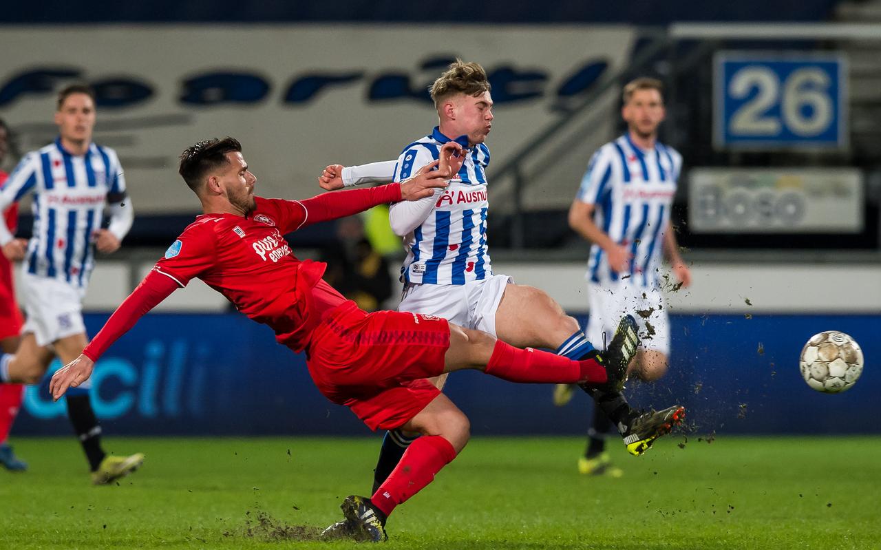 Arjen van der Heide tijdens de wedstrijd van SC Heerenveen tegen FC Twente (0-0). Arjen van der Heide tijdens de wedstrijd van SC Heerenveen tegen FC Twente (0-0).