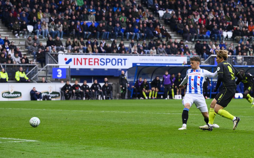 Het fatale moment voor SC Heerenveen: Syb van Ottele verspeelt de bal aan Ayase Ueda: 2-3.
