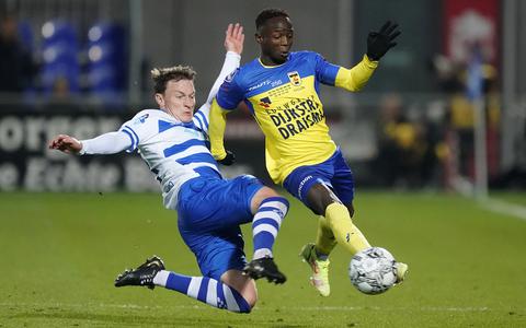 Issa Kallon in duel met Rico Strieder van PEC Zwolle.