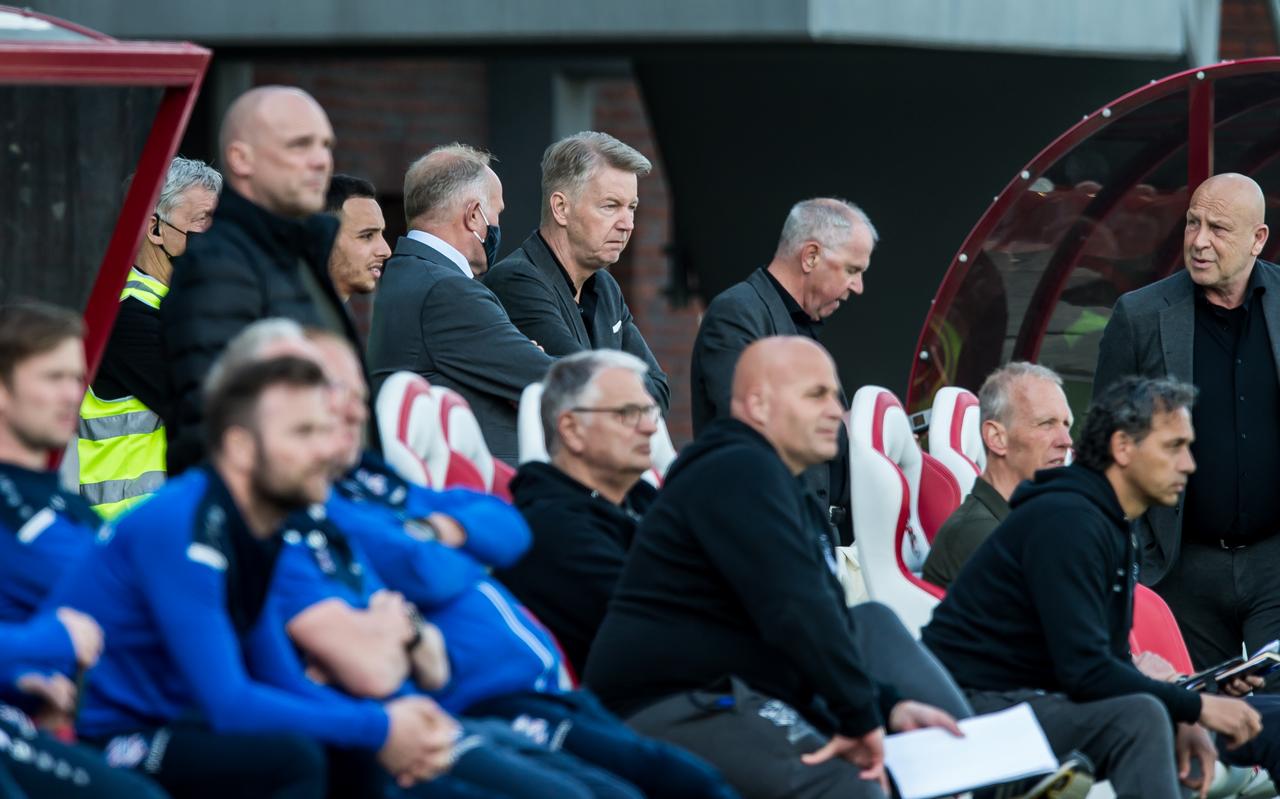 De technische staf van SC Heerenveen tijdens de uitwedstrijd tegen FC Emmen. De rij daarachter: een delegatie van FC Emmen. De technische staf van SC Heerenveen tijdens de uitwedstrijd tegen FC Emmen. De rij daarachter: een delegatie van FC Emmen.