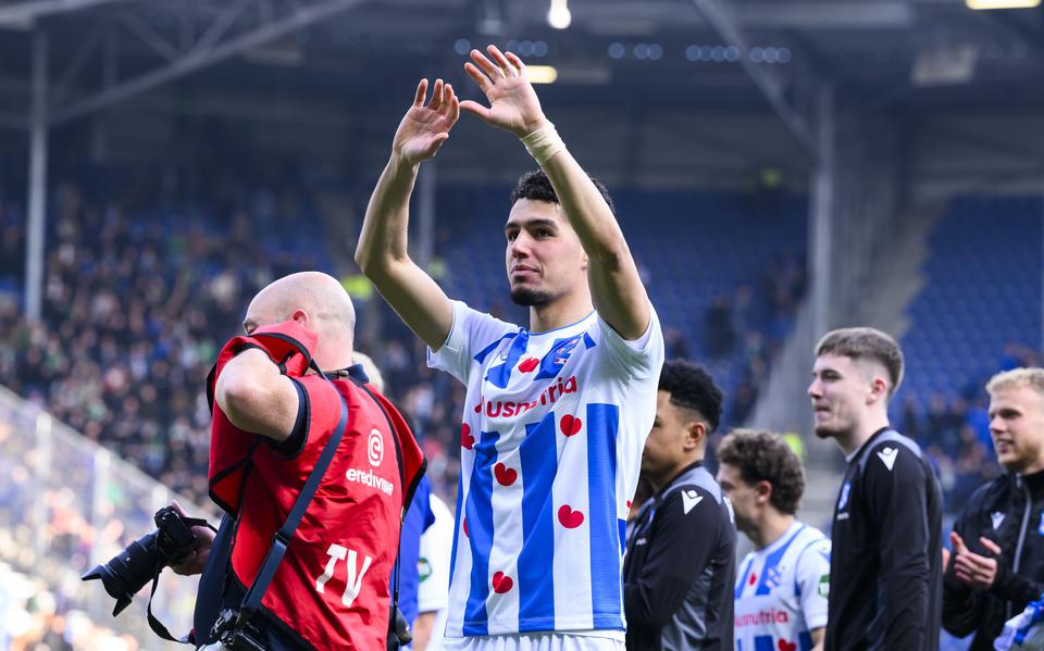 Anas Tahiri bedankt de supporters van SC Heerenveen na de 2-0 overwinning op PEC Zwolle.