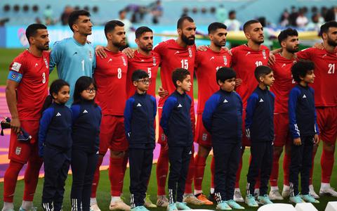 De voetballers van Iran zwijgen tijdens het volkslied op het WK.