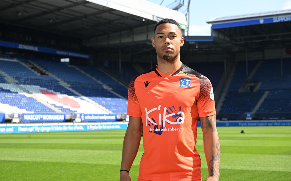 Milan van Ewijk in het shirt van SC Heerenveen, waarmee de club aandacht vraagt voor KiKa.